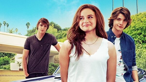 Cena do poster de divulgação do filme A Barraca do Beijo, com os três protagonistas em volta de um carro