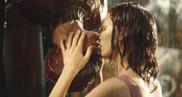 Cena mostra o clássico beijo do Homem-aranha, de tobey Maguire, com Mary Jane de Kirsten Dunst