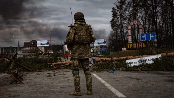 Soldado ucraniano diz que smartphone o salvou de um tiro de fuzil