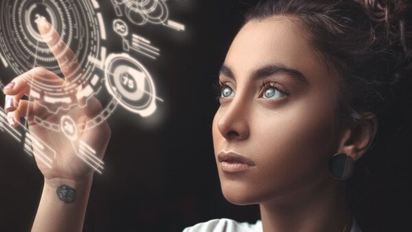 Jovem mulher olhando para um holograma representando algo sobre tecnologia