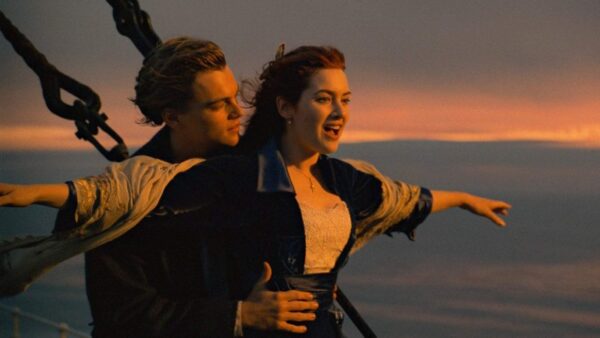 Cena do clássico filme Titanic, em que Jack e Rose estão na ponta do navio