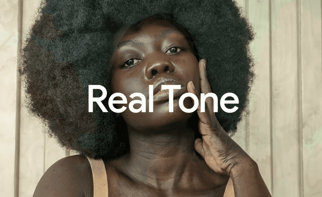 Imagem mostra uma mulher negra e, em cima do rosto dela, está o texto "Real Tone", um recurso anunciado pela Google no Google I/O 2022 que é focado em trazer diferentes tons de pele, mais próximos do mundo real, para as buscas de imagens
