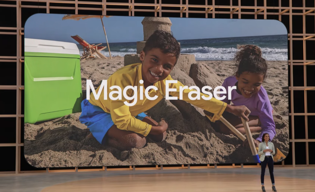 Foto de duas crianças, um menino e uma menina, brincando de castelo de areia na praia: a imagem foi usada durante o Google I/O 2022 para apresentar o recurso de edição de fotos "Magic Eraser" do Pixel 6A