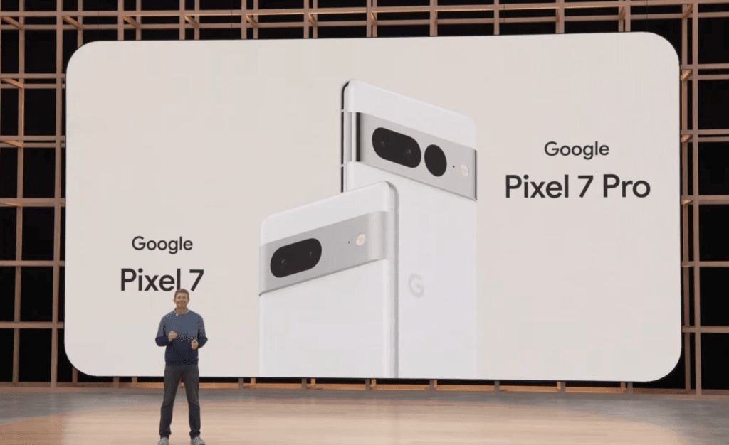 No palco do Google I/O, a tela mostra os smartphones modelo Pixel 7 e Pixel 7 Pro