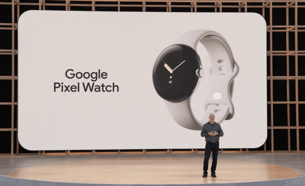 No palco do Google I/O, a tela mostra o novo smartwatch Pixel Watch