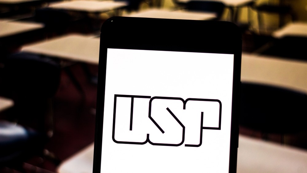 Logo da USP na tela de um smartphone