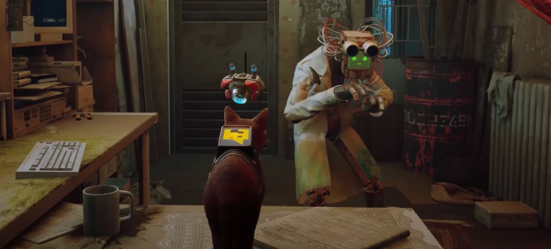 Imagem mostra uma cena do jogo indie Stray, que tem um gato como protagonista: na cena aparece o gato em cima de uma mesa, esperando um cientista consertar algo