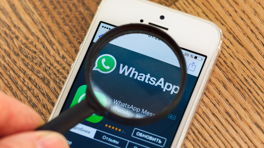 Logo do aplicativo WhatsApp na tela de um iPhone