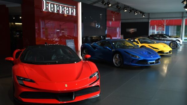 Na imagem, os carros elétricos da Ferrari, modelos Stradale