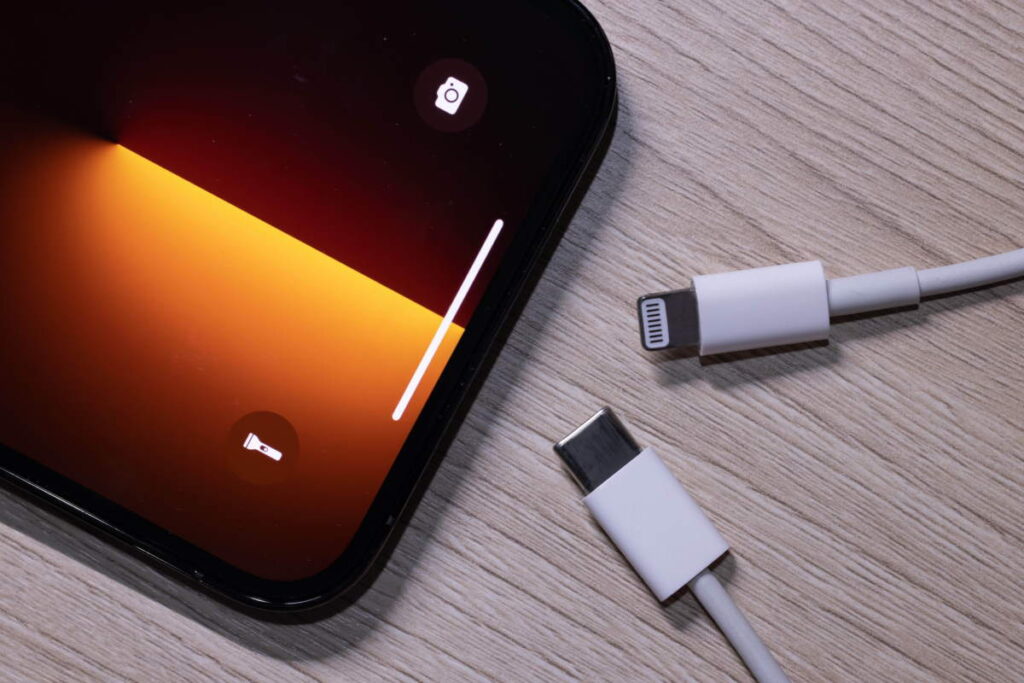 iPhone com cabo Lightning e USB-C