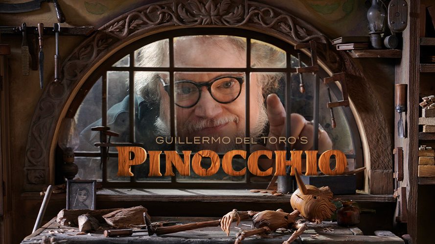 Imagem de divulgação da animação Pinóquio, de Guillermo Del Toro; ao fundo aparece o diretor apontando para uma janela em miniatura, onde está encostado o boneco Pinóquio