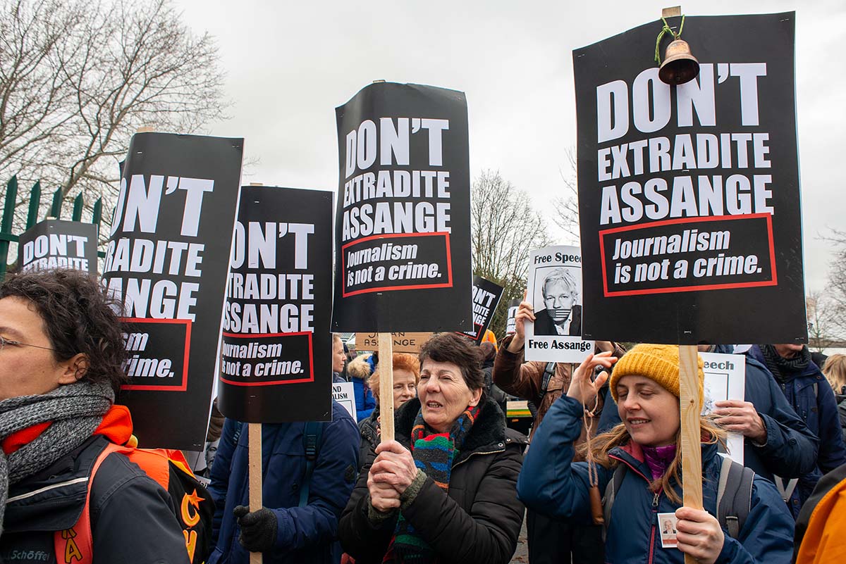 Principais veículos de mídia internacionais saem em defesa de Julian Assange: 'publicar não é um crime'