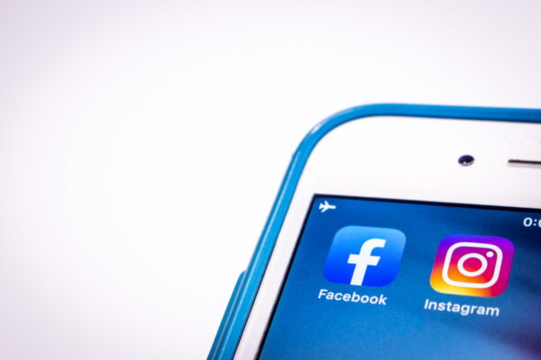 Aplicativos do Facebook e Instagram aparecem na tela de um smartphone