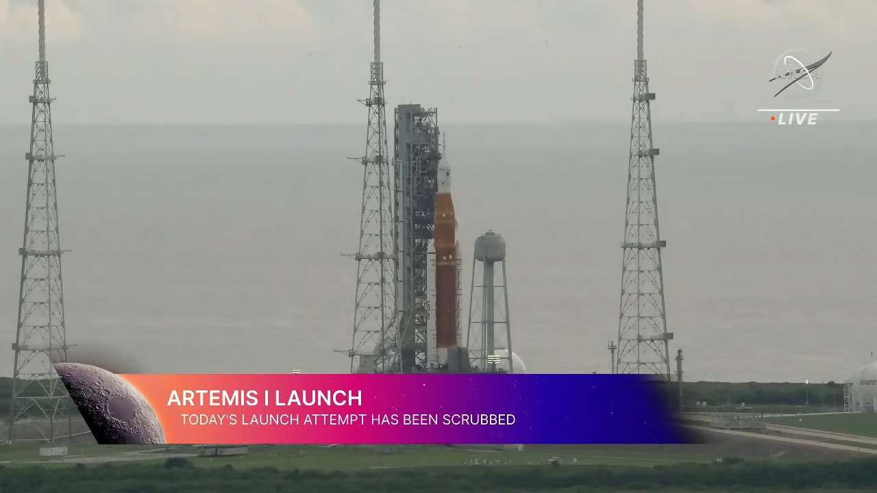 Imagem mostra o foguete SLS, em posição de lançamento da missão Artemis 1, que acabou cancelado por problema no motor