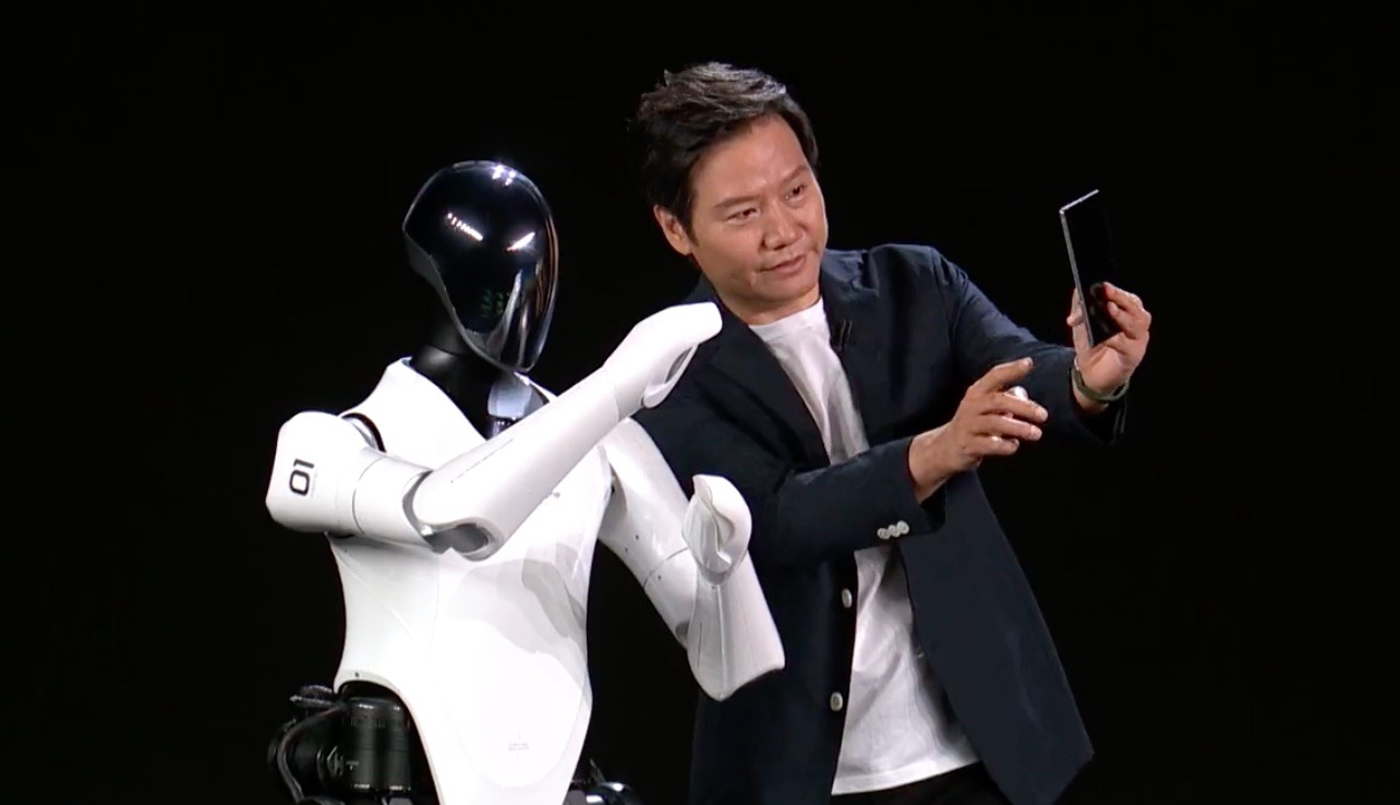 Surpresa! Xiaomi apresenta robô humanoide ao vivo