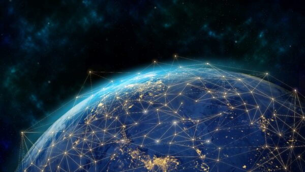 Imagem ilustra a Terra vista do espaço, com diversas conexões representando a conexão 5G via satélite, que pode se tornar realidade, além de representar a evolução da tecnologia em comemoração ao Dia Mundial da Internet