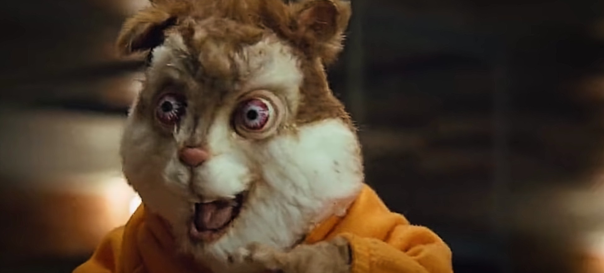 Captura de tela da paródia Disaster Movie, disponível na Amazon Prime; na foto a imagem de Alvin, o esquilo, feito de pelúcia e com o rosto alterado