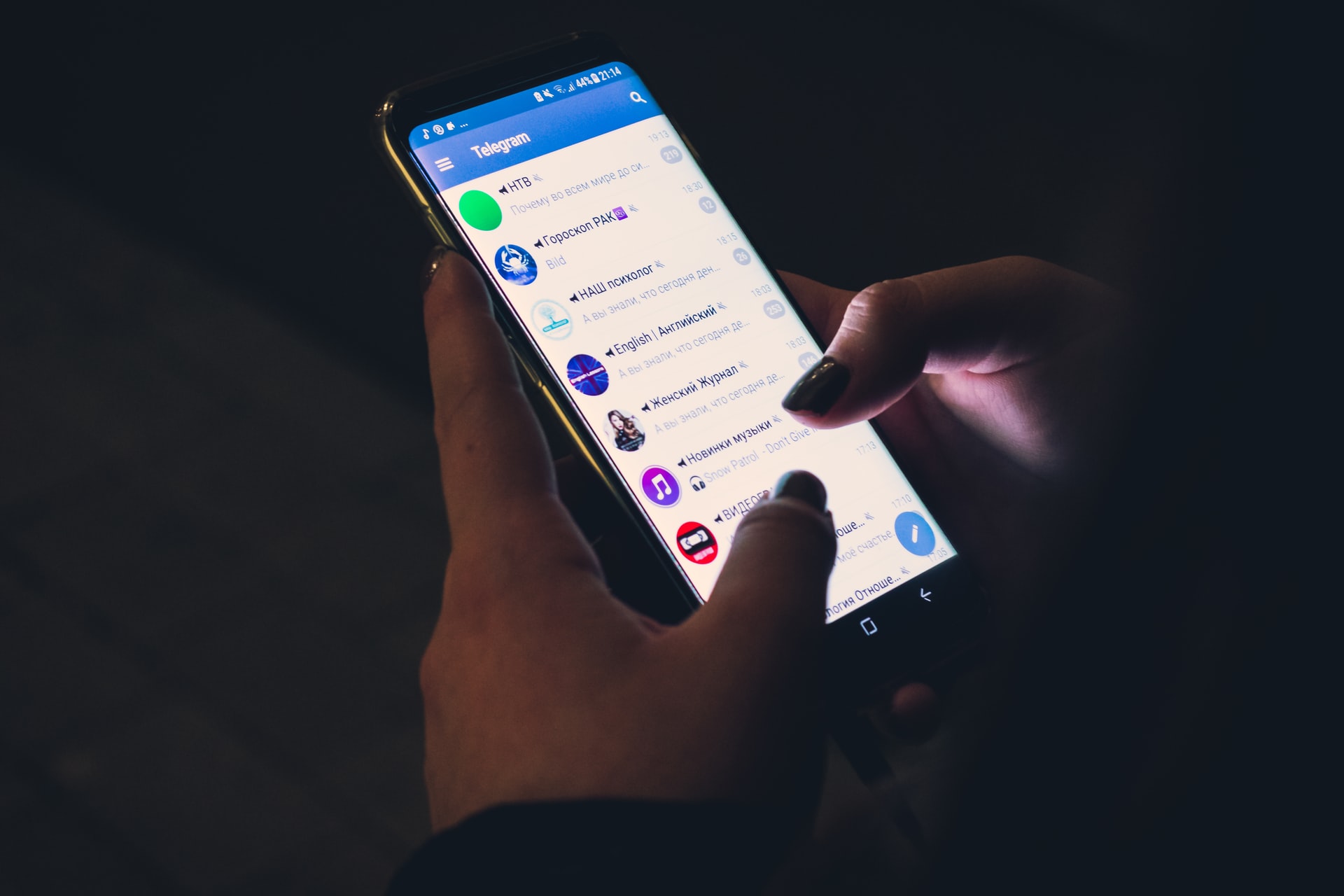 Imagem mostra uma pessoa usando o app de mensagens Telegram, que pode vender nomes de usuários como fontes de receita