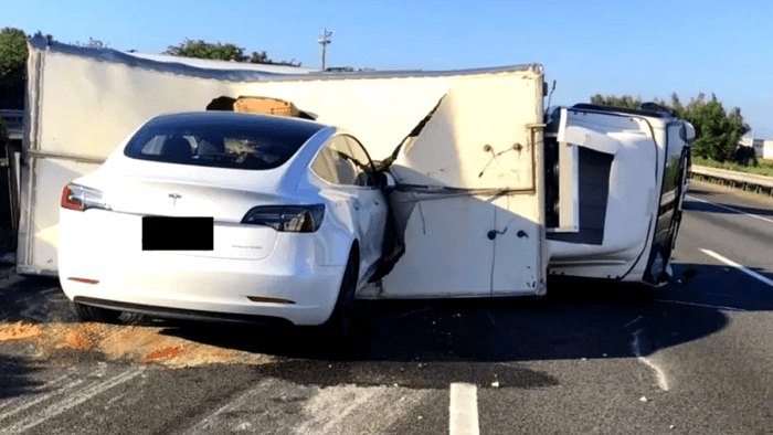 acidente Tesla - piloto automático
