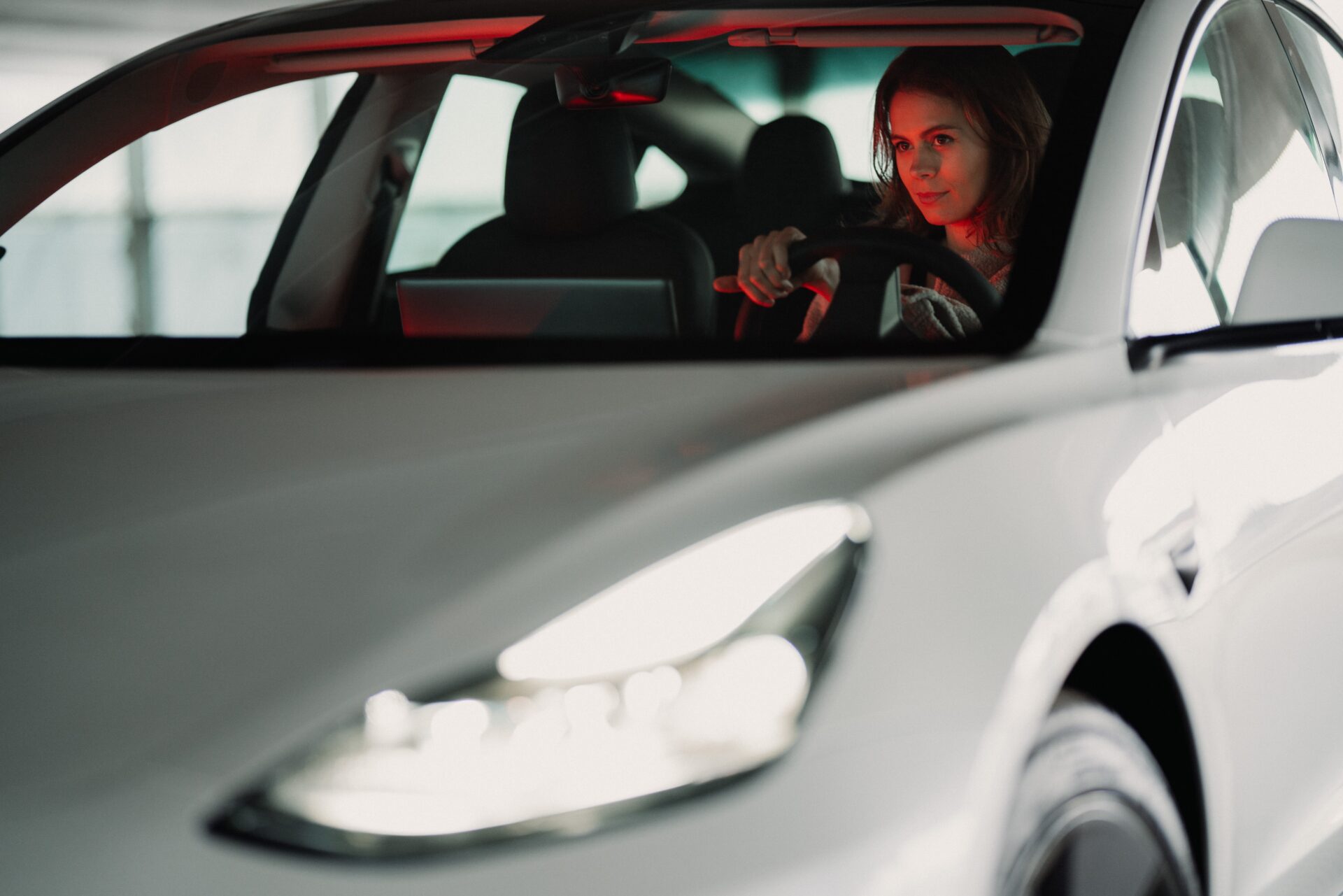 Mulheres são melhores motoristas de carros semi-autônomos, mostra estudo