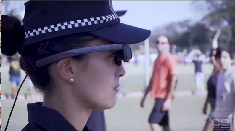 Uma policial vestindo os óculos tecnológicos, equipados com recursos como reconhecimento facial 