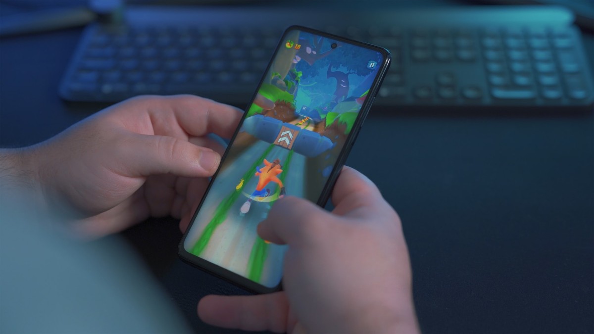 Imagem mostra um celular com um jogo rodando, simbolizando os videogames móveis