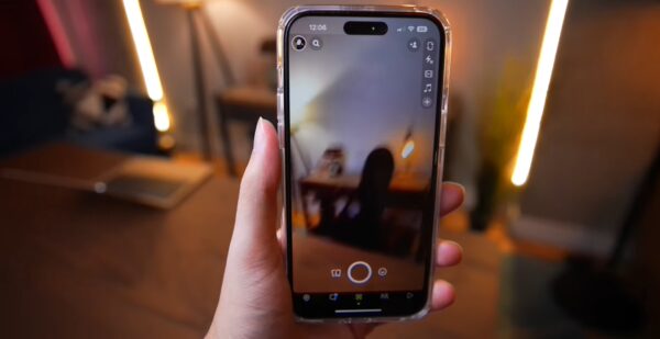 Captura de imagem mostra vídeo do youtuber Luke Mianin, comprovando um problema na câmera do iPhone 14