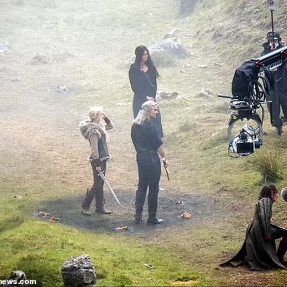 Imagem mostra parte do set de filmagens da terceira temporada de The Witcher, com o elenco principal vestido de seus respectivos personagens