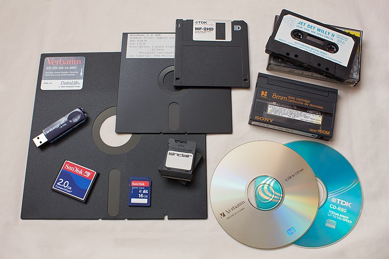 Imagem mostra disquetes, CD-ROMs, Cartões MD e SD. fitas K7 e várias outras mídias obsoletas - algumas ainda são usadas pelo Japão