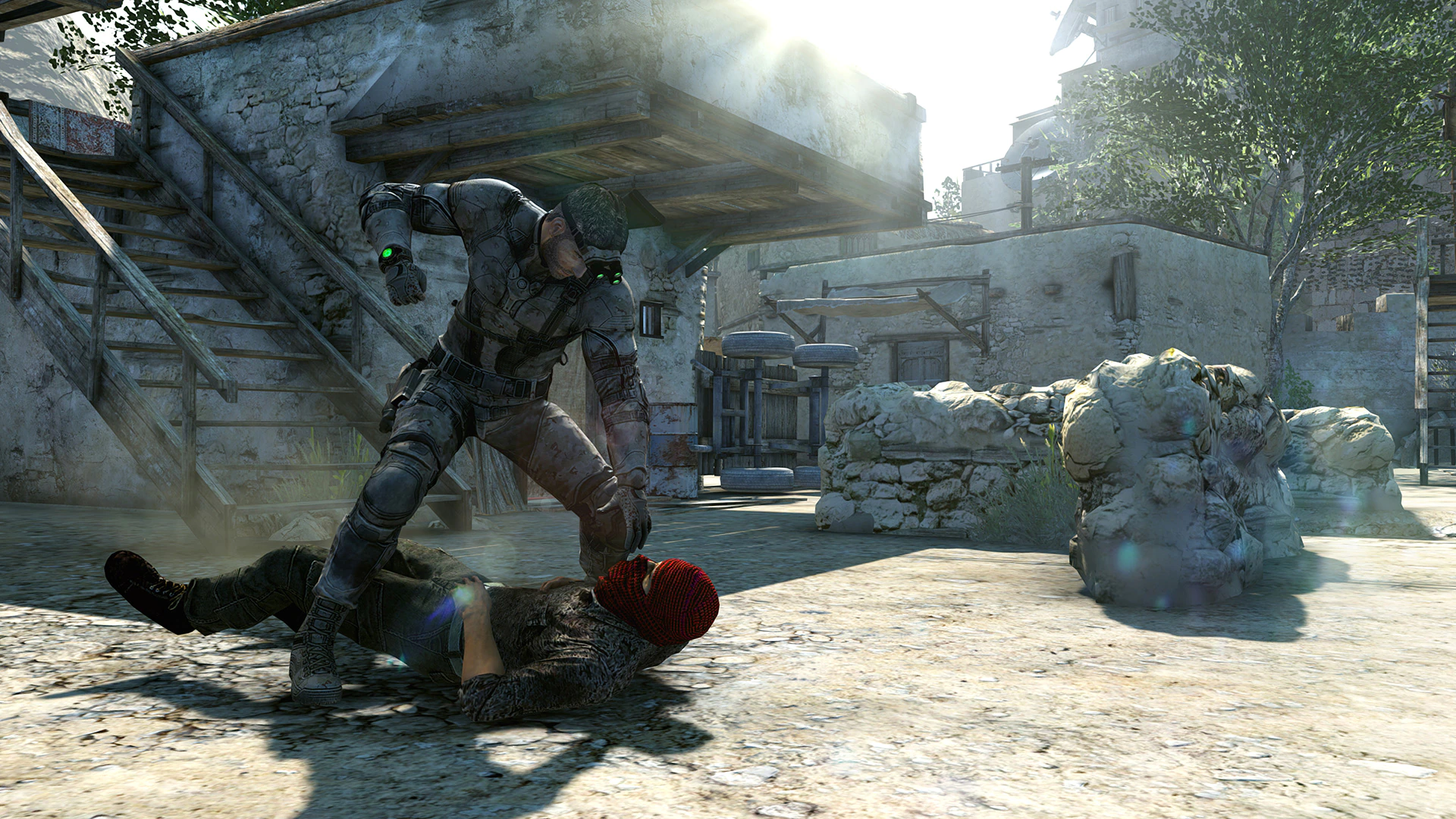 Imagem mostra cena do jogo Splinter Cell Blacklist, lançado em 2013. Cena mostra o protagonista Sam Fisher usando roupa militar tática, prestes a dar um soco em um inimigo caído
