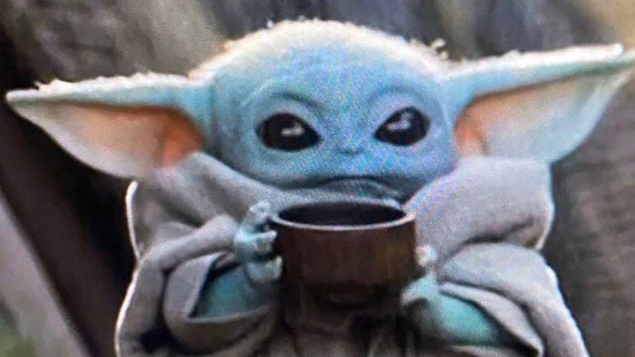 Imagem mostra cena da série O Mandaloriano, com o personagem Grogu (mais conhecido como "Baby Yoda") segurando uma xícara de chá
