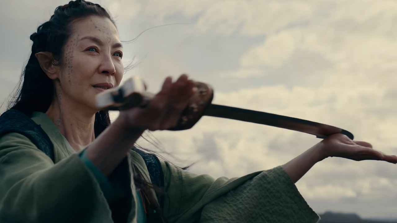 Captura de imagem mostra a atriz Michelle Yeoh, protagonista da série The Witcher: Blood Origin - série estreará na Netflix em 25 de dezembro de 2022