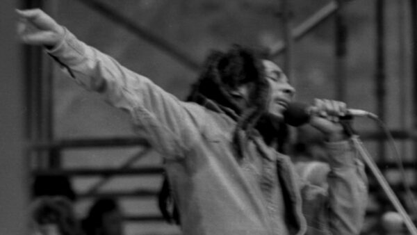 Imagem do cantor Bob Marley durante um show na década de 1980
