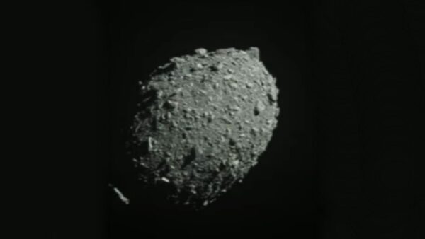 Captura de vídeo mostra o asteroide Dimorphos, momentos antes do impacto com a nave da missão DART da NASA