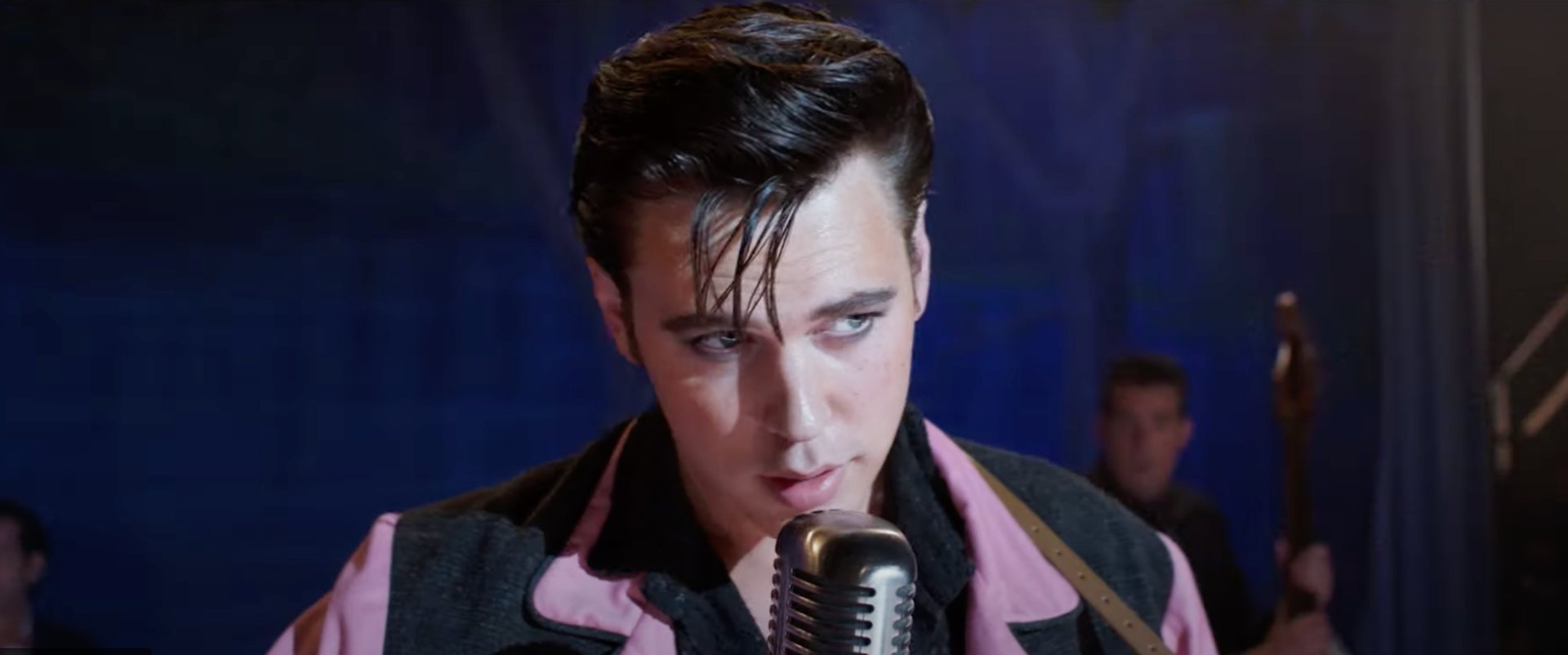 Captura de tela de uma das cenas do filme Elvis, com Austin Butler na pele do cantor; longa estreia na HBO Max em setembro