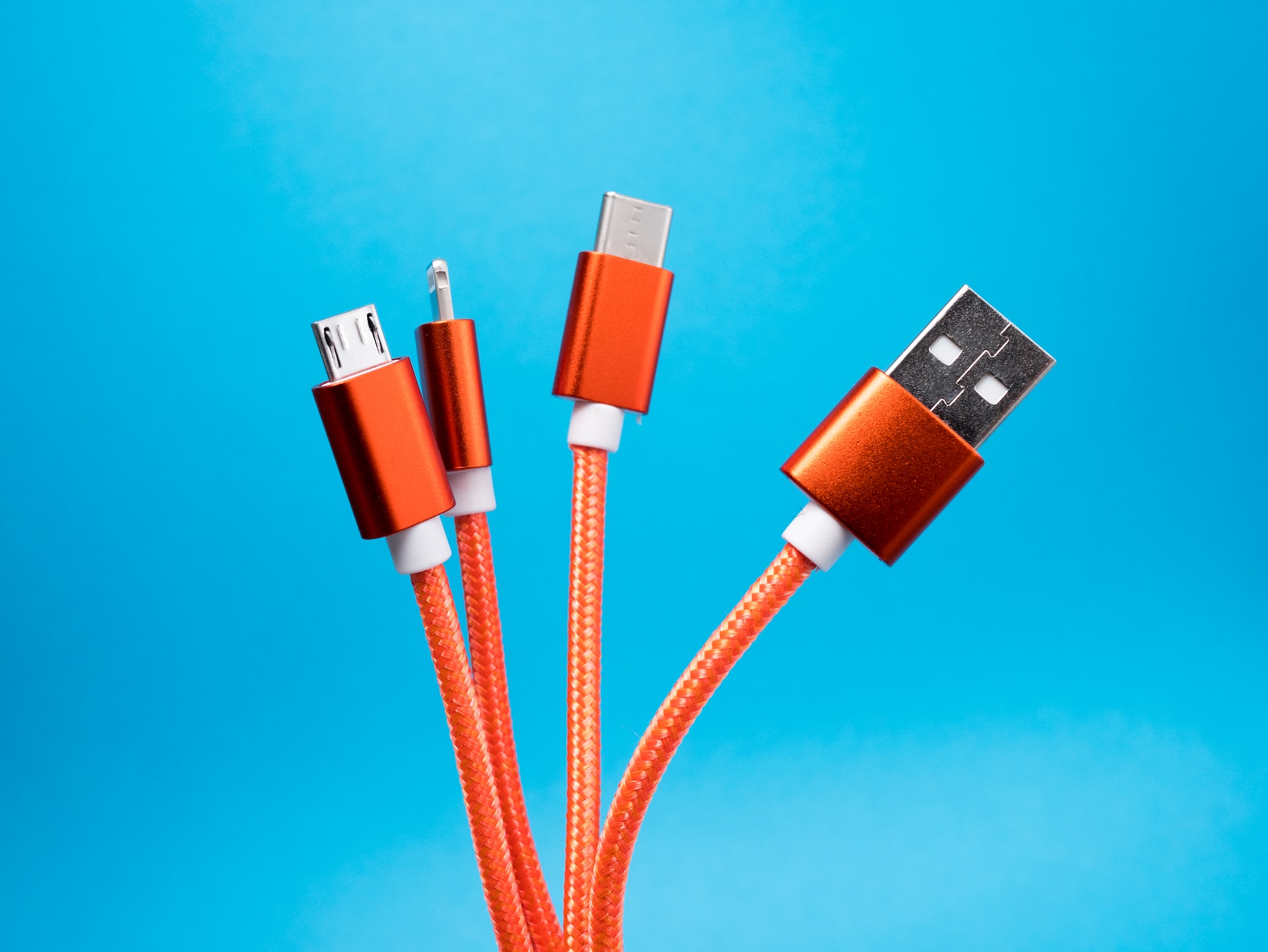 Imagem mostra vários cabos USB, simbolizando a evolução da tecnologia até o atual USB 4