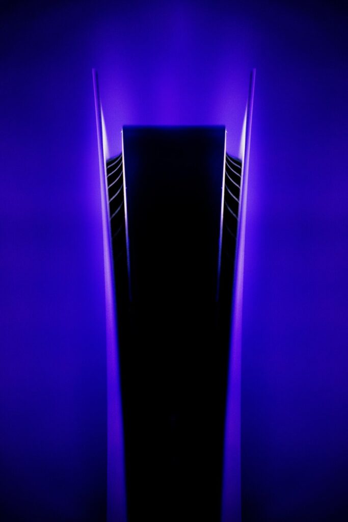 Imagem mostra o PlayStation 5 iluminado por luz escura