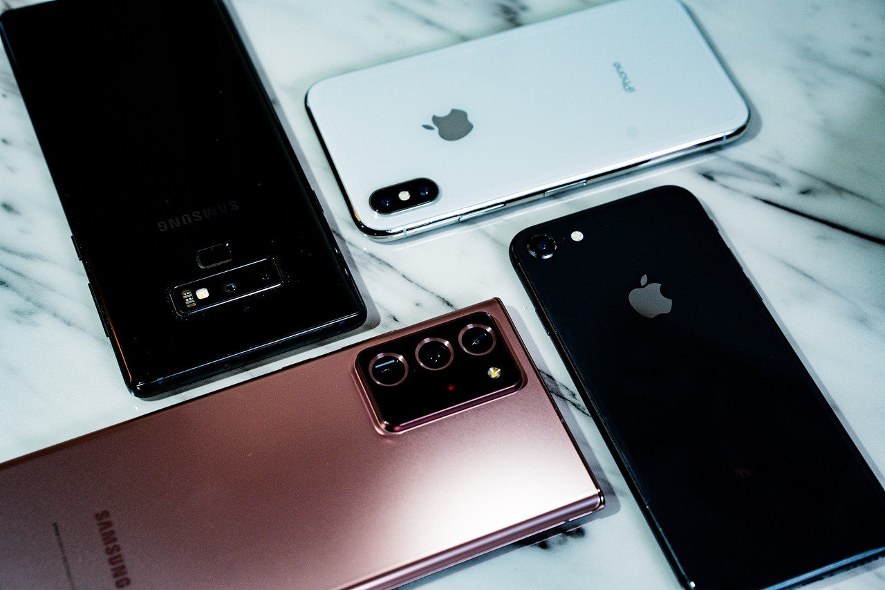 Imagem mostra smartphones da Samsung e da Apple. Fabricante sul-coreana tirou onda com o iPhone 14 da concorrente americana