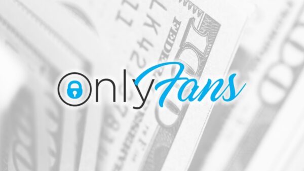 Imagem mostra o logotipo do OnlyFans à frente de um fundo com várias notas de dólares ao fundo