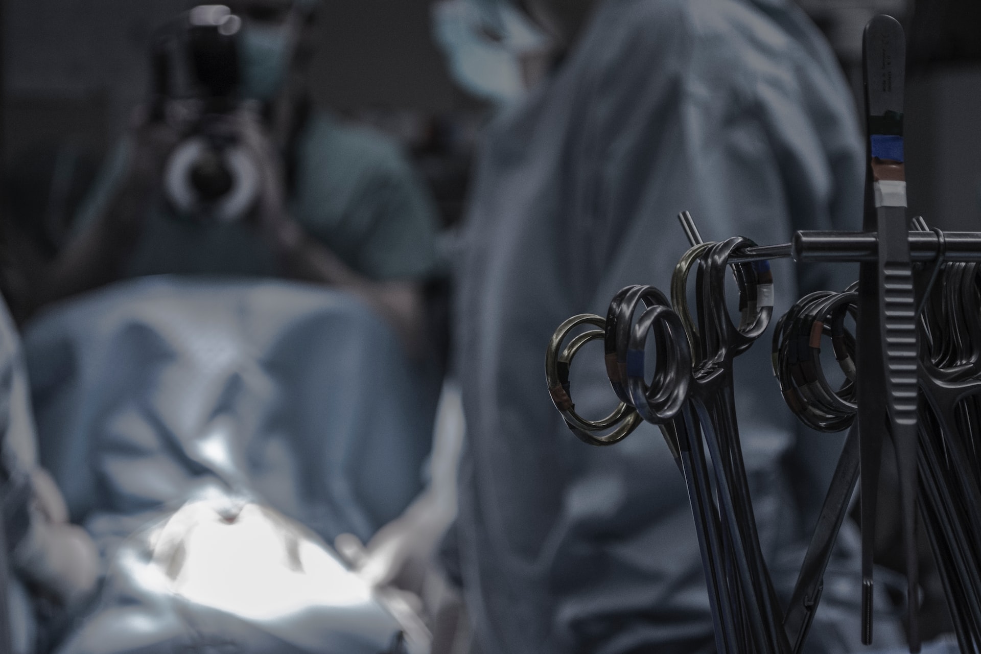 Imagem mostra um procedimento cirúrgico sendo feito: estudo afirma que sensação de dor pode ser reduzida se operações usarem um headset VR no pacientes