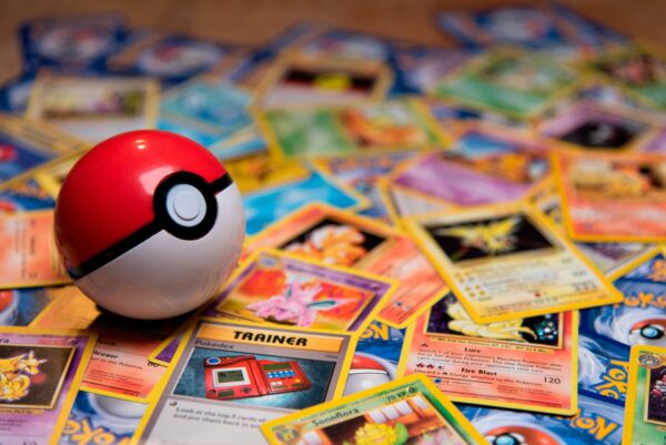 Imagem mostra uma bola e vários cards colecionáveis da franquia Pokémon