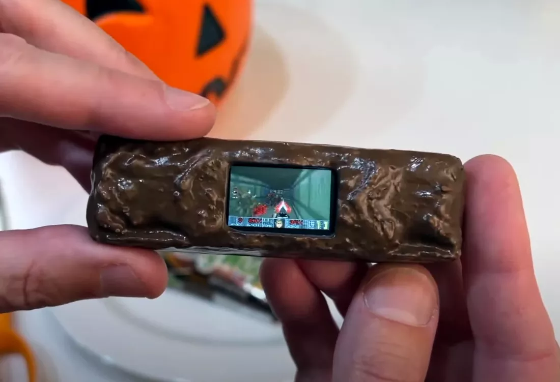 Doom roda em barra de chocolate no Halloween
