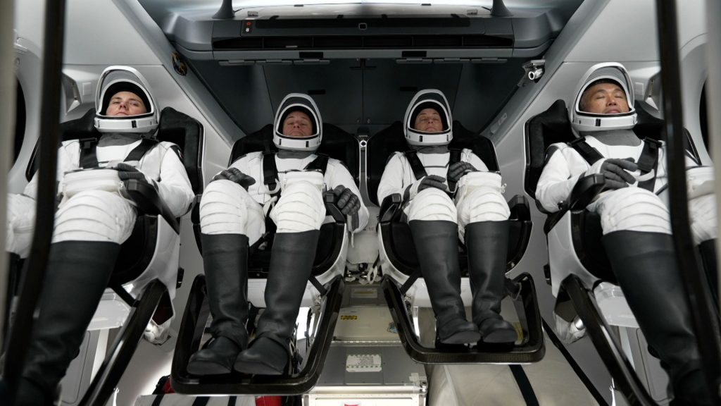 Imagem da tripulação da missão Crew-5 em seus trajes de voo espacial