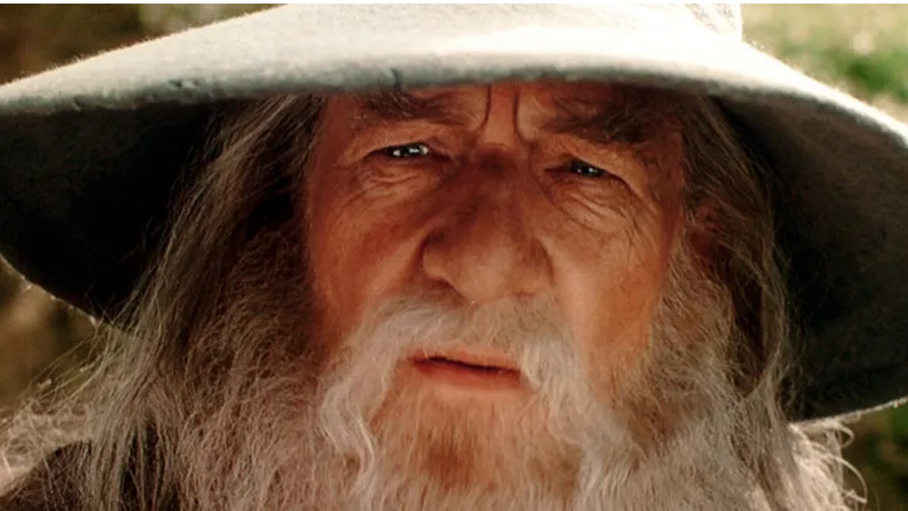 Imagem de Gandalf, personagem de O Senhor dos Anéis, com aparência preocupada