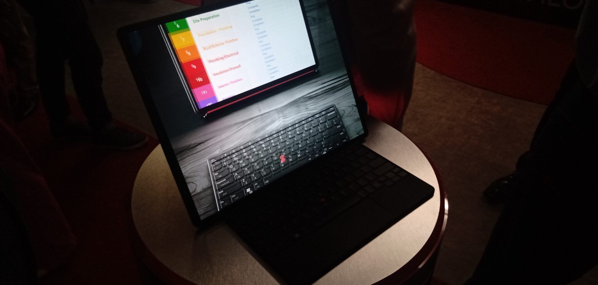 Foto mostra o ThinkPad X1 Fold, da Lenovo. Notebook é o primeiro com tela dobrável no mundo