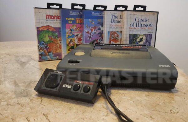 Imagem do arquivo pessoal do editor do TecMasters, Alvaro Scola, em que mostra seu Mega Drive e alguns jogos do console