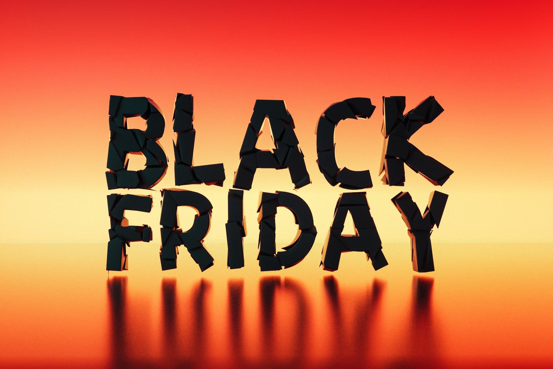 Imagem mostra o termo "Black Friday" em um fundo laranja