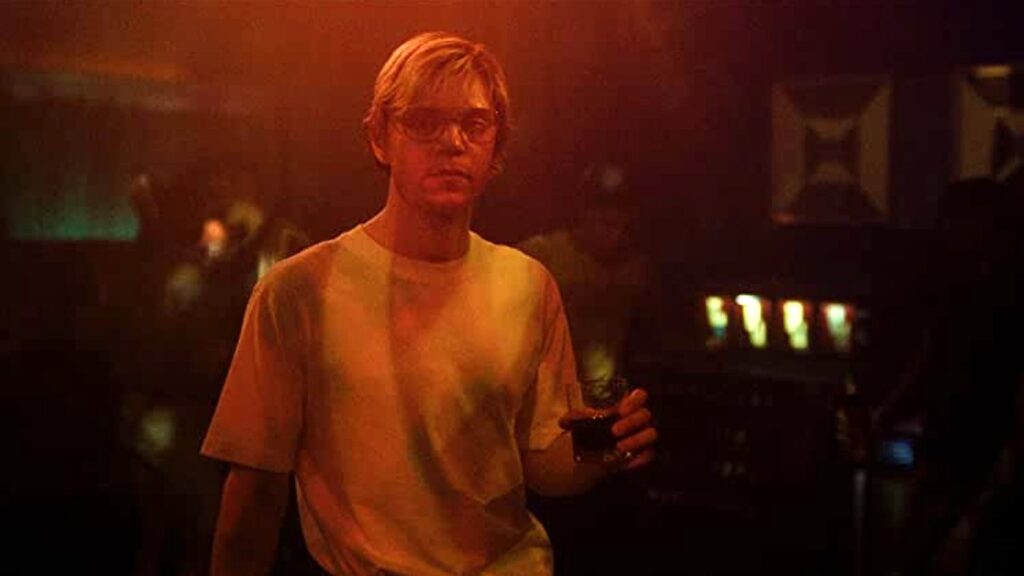 Imagem mostra cena da série Dahmer, na Netflix