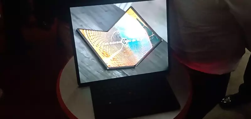 Vídeo mostra o notebook ThinkPad X1 Fold, da Lenovo, e sua tela dobrável