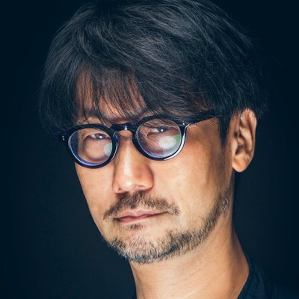 Imagem mostra o rosto do game designer Hideo Kojima, usando óculos e barba desgrenhada